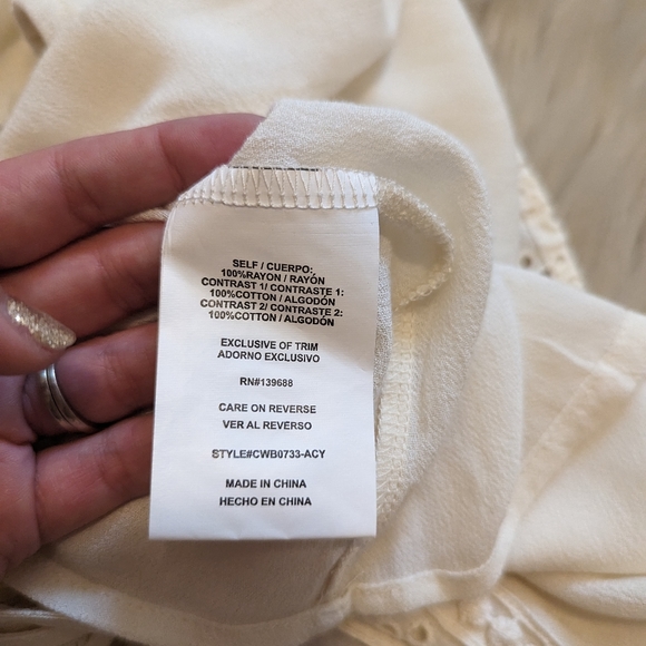 Coco + Jaimeson cream eyelet lace front halter top size M - Picture 9 of 9